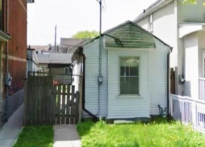 این خانه کوچک در تورنتو 800 هزار دلار بالاتر از قیمت به فروش رسید